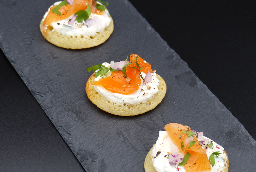 petits blinis apéro à la truite fumée
