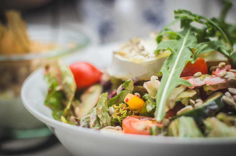 Salade Estivale au Fromage de Chèvre et aux Légumes Croquants