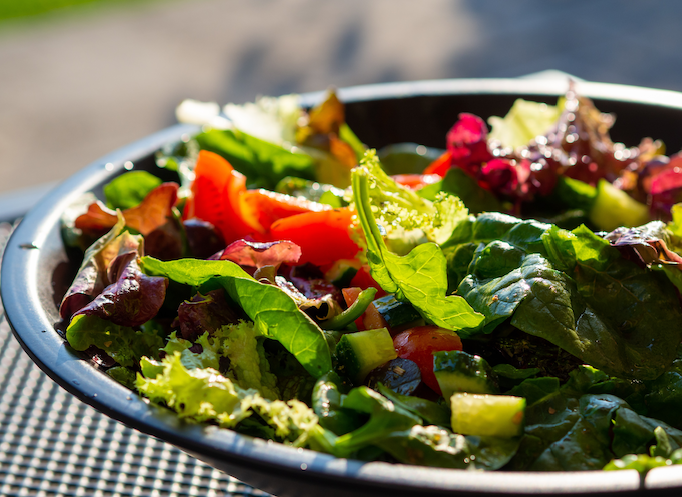Salade Estivale aux Mini-Concombres et Tomates avec Vinaigrette aux Herbes
