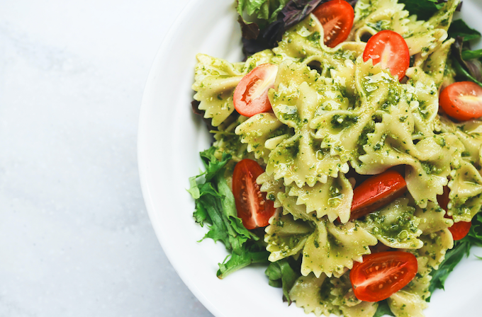Farfalles au Pesto Maison, Tomates Cerises et Salade Verte