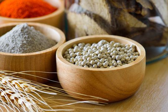 Le Poivre Blanc : une épice subtile aux multiples vertus