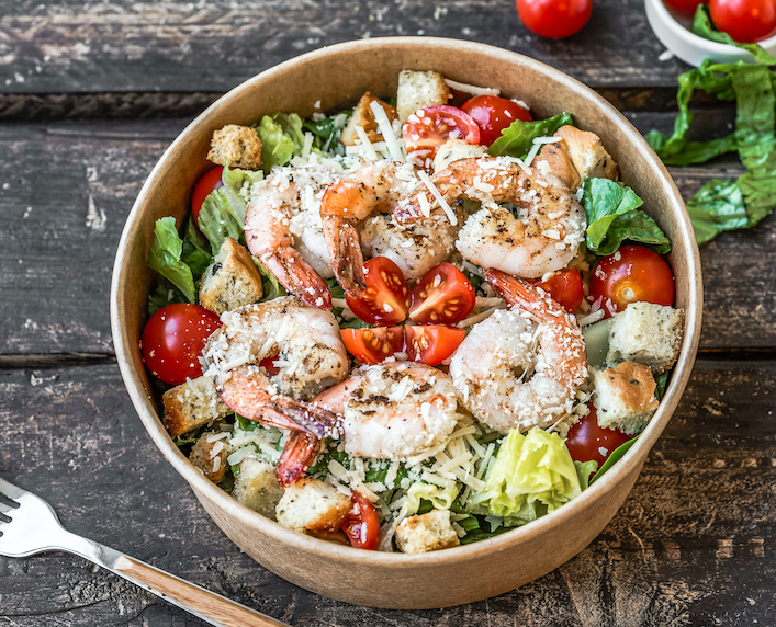 Salade estivale aux crevettes, parmesan et tomates cerises.