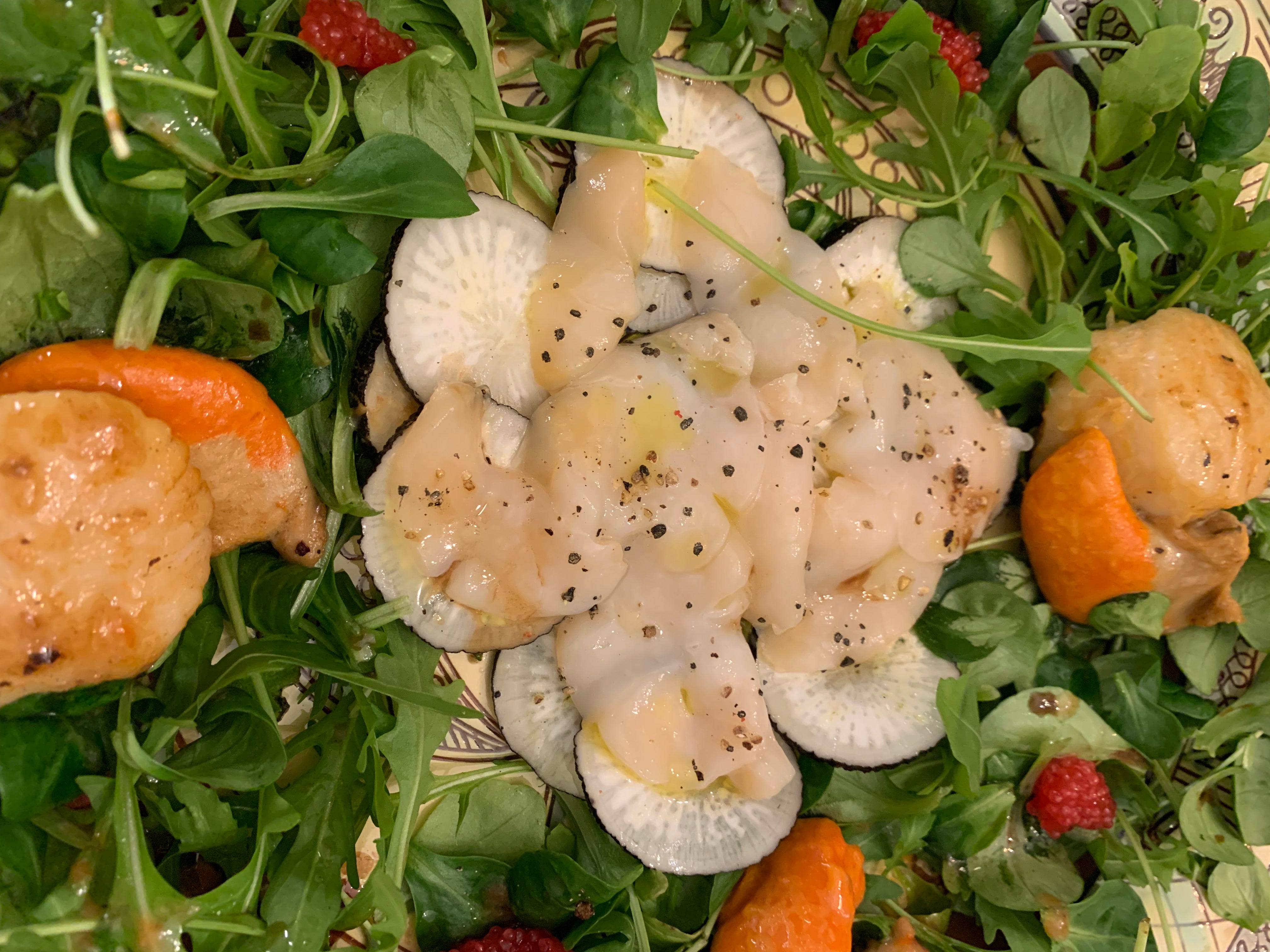 coquilles saint Jacques avec poivre de timut et sel noir de lave