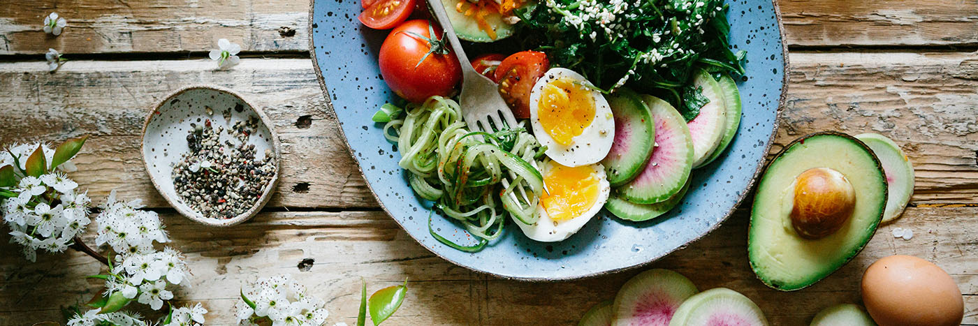 Assiette de légumes pour la cuisine végétale aux épices bio
